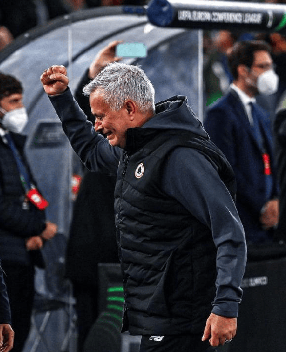 再见穆里尼奥！葡超指教都玩不明白，双线崩盘，更衣室内讧了